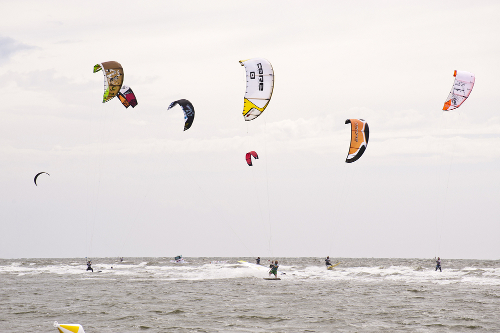 2_02_Kitesurfen_bluecrayola_shutterstock_58852255.jpg